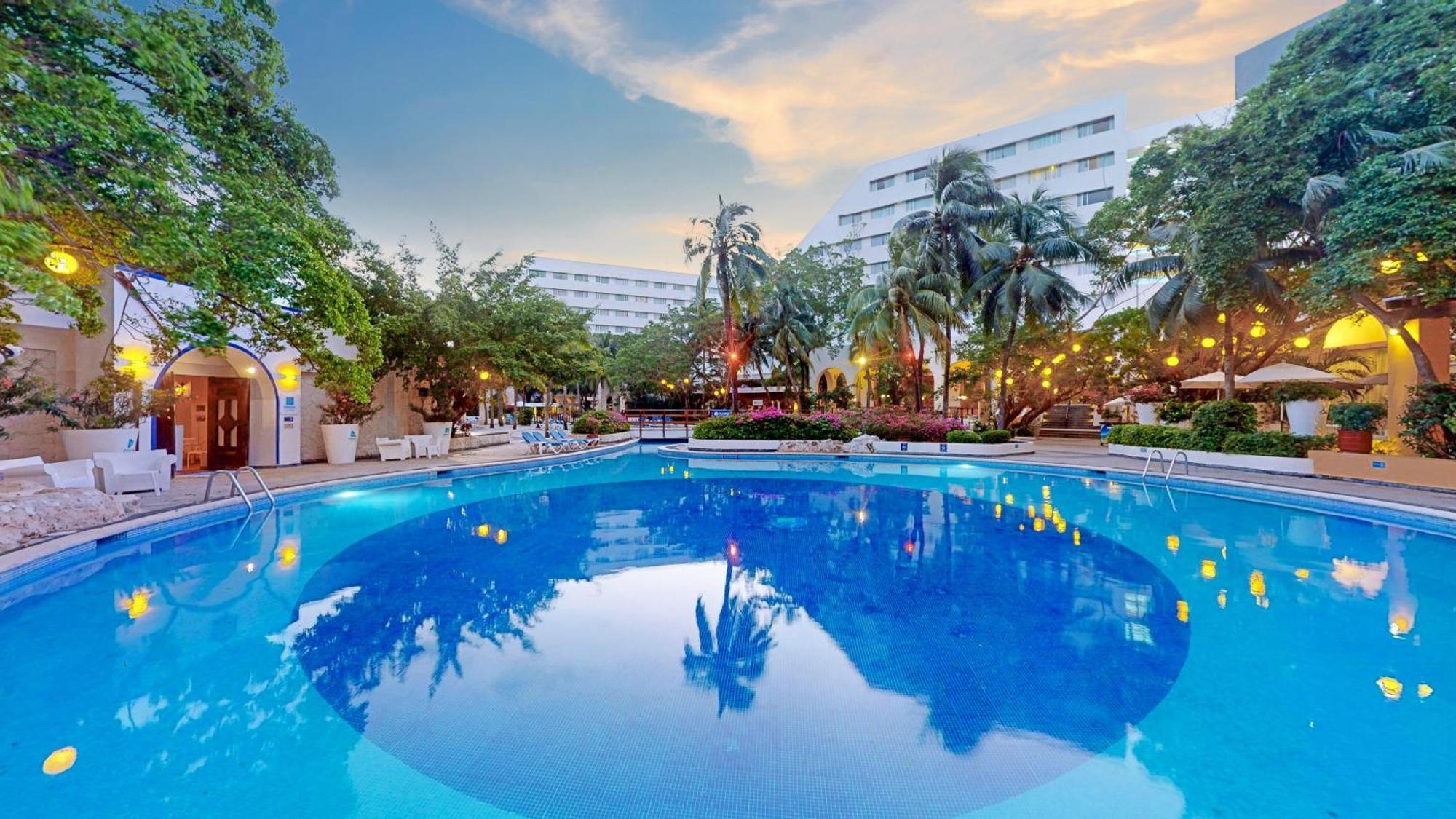 Grand Oasis Palm Ξενοδοχείο Κανκούν Εξωτερικό φωτογραφία The pool at the hotel