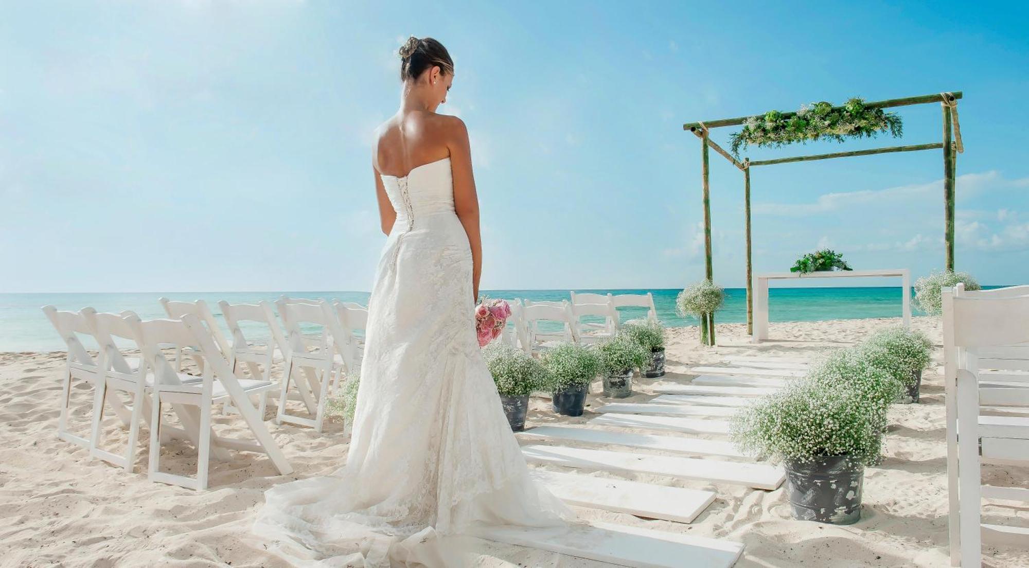 Grand Oasis Palm Ξενοδοχείο Κανκούν Εξωτερικό φωτογραφία A bride in a wedding dress